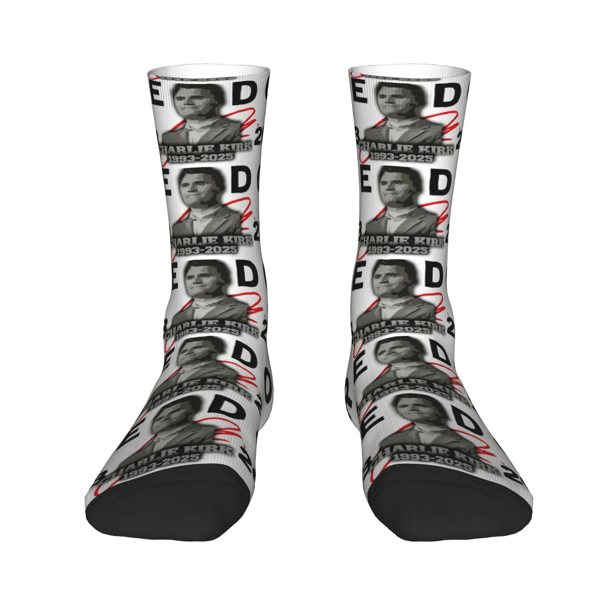 للجنسين الرجال الجوارب الأحمر التوقيع 1993-2025 تشارلي كيرك جوارب الربيع مضحك جوارب ناعمة مخصص الجري الرياضة عدم الانزلاق الجوارب