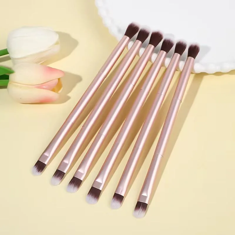 

Набор из 6 компактных, удобных и практичных кистей с двойной головкой: кисть для консилера, кисть для макияжа глаз и бровей, кисть для маскировки несовершенств кожи лица.