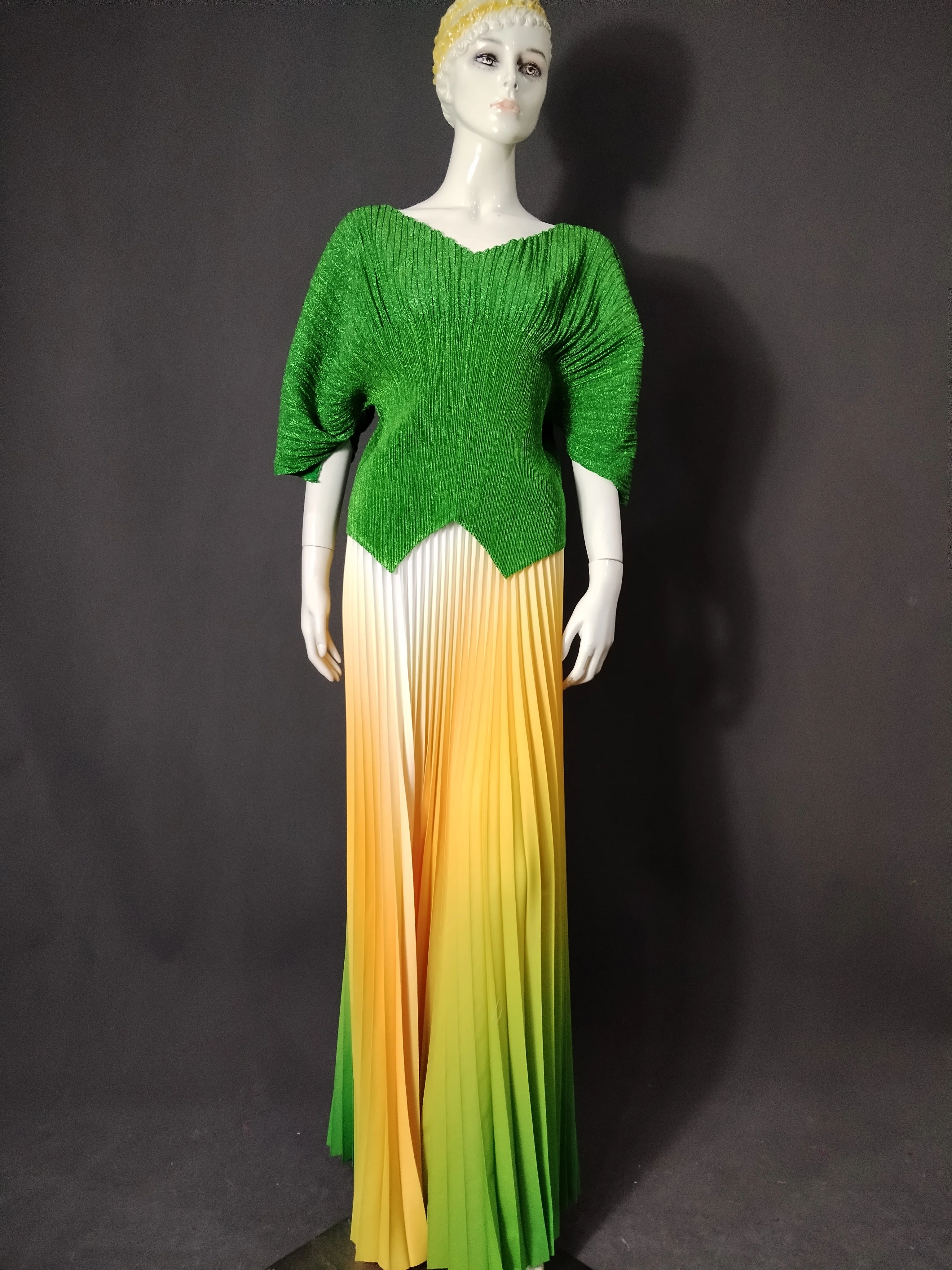 YEZOER Pieghettato 2 Pezzi Set Moda Donna Scollo a V Maniche corte a pipistrello T-shirt con orlo irregolare + Nuova gonna di colore sfumato Vendita calda