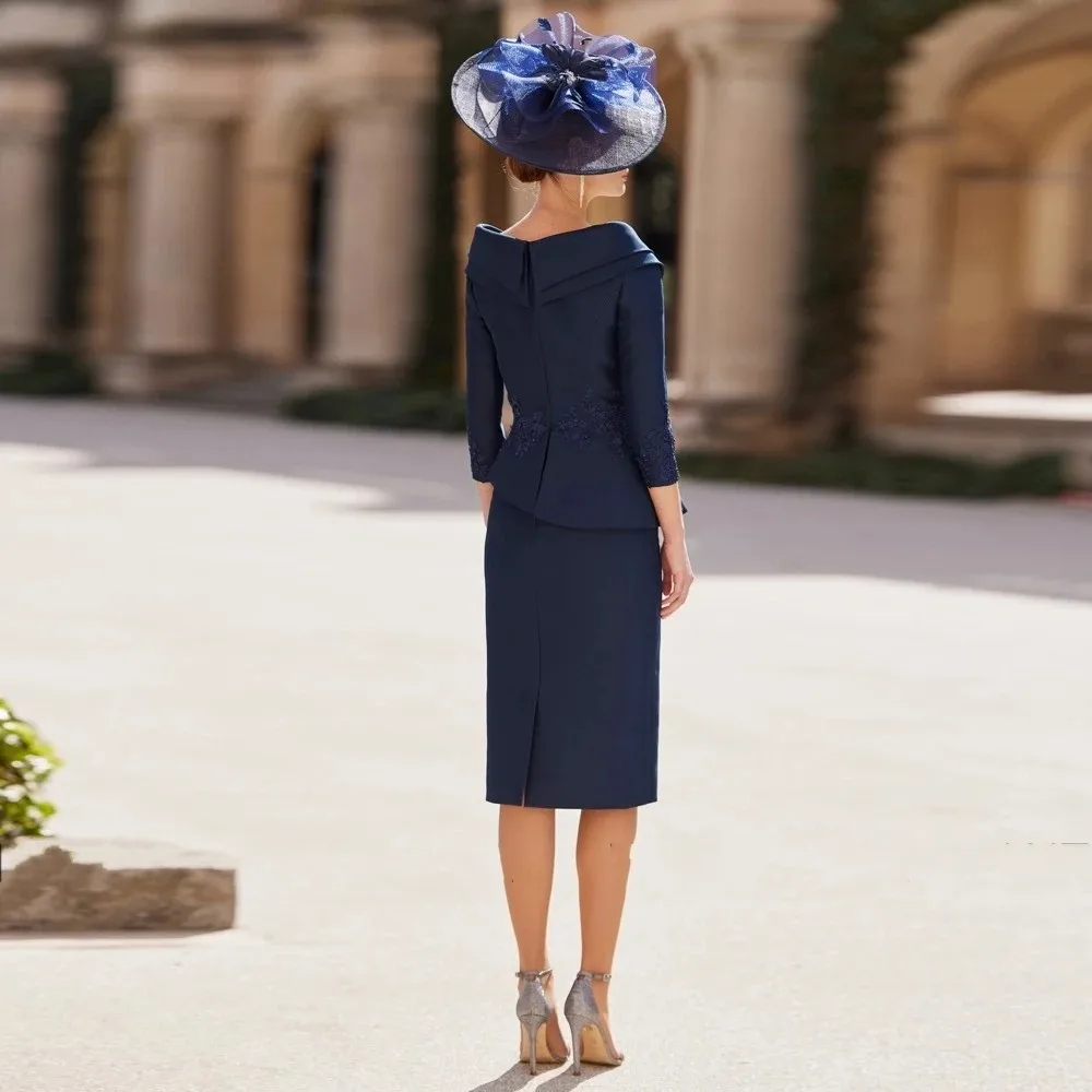 エレガントな花嫁の母ドレス 2026 ネイビーブルー Vネック 刺繍入り スリット入り サテン 膝丈 ウェディングゲスト パーティードレス プラスサイズ