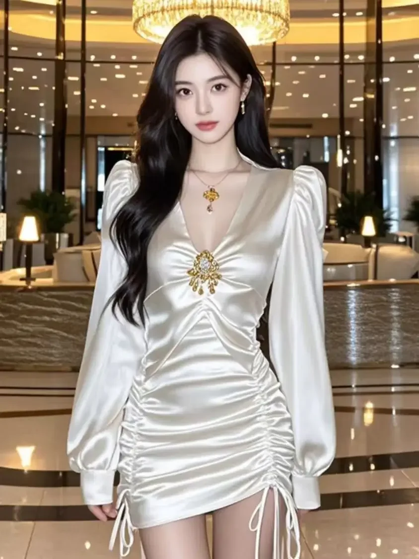 ฤดูใบไม้ผลิภาษาฝรั่งเศสคําElegantเซ็กซี่Vคอจีบซาติน 2000S Party Dress 2025 ใหม่เกาหลีแฟชั่นหรูหราชุดสั้นผู้หญิง