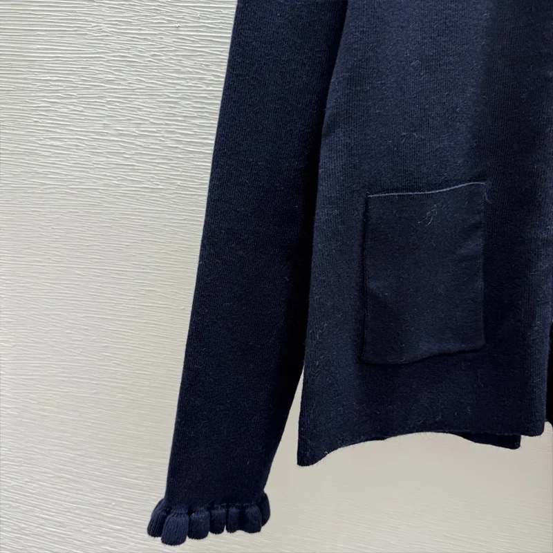 سترة نسائية ذات شعار مطرز عالي الجودة وأكمام مكشكشة ورقبة على شكل حرف V وزر واحد باللون الأزرق الداكن 25110234 #4