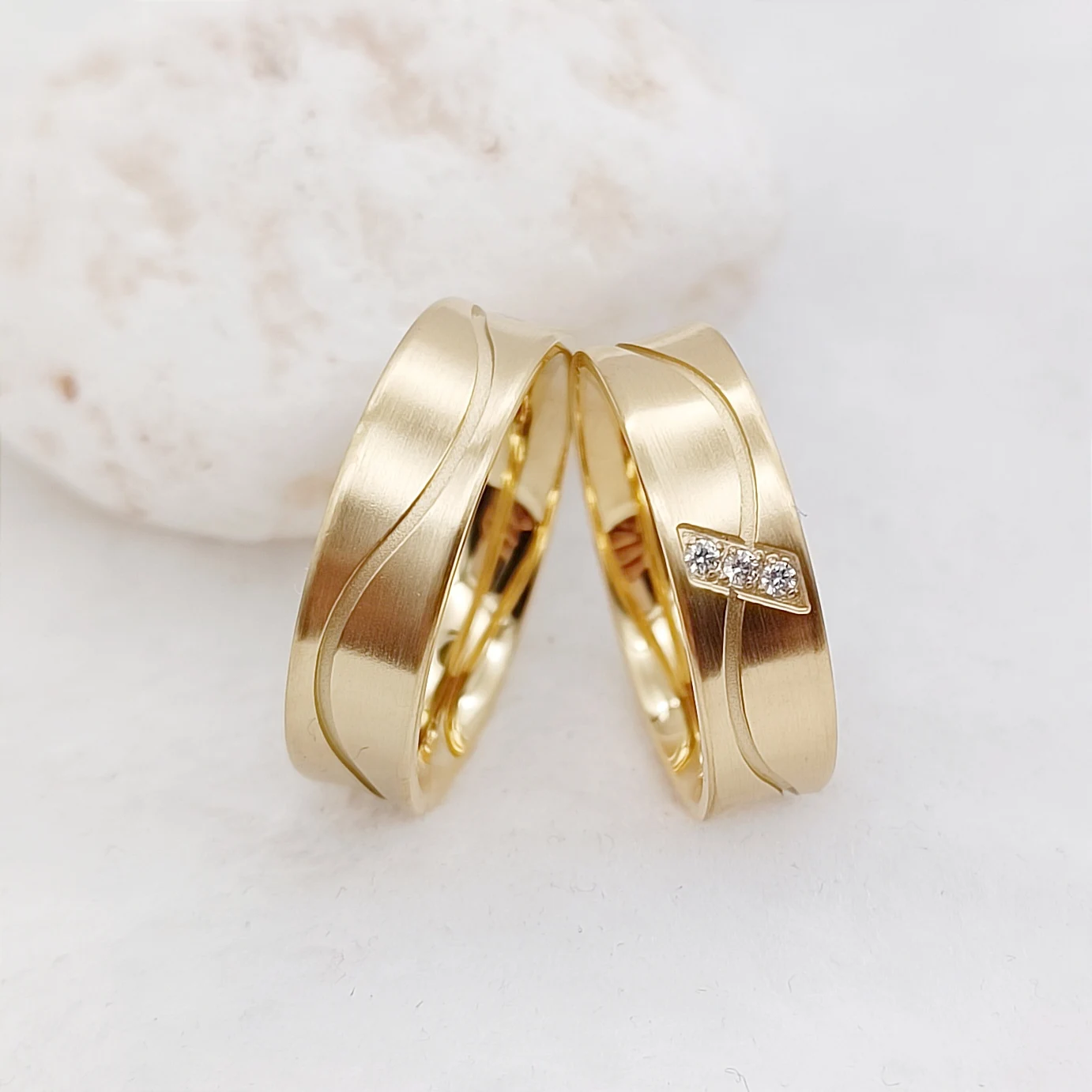 ชุดแหวนแต่งงานสำหรับคู่รักชุบทอง24K ดีไซเนอร์แฟชั่นล่าสุดเครื่องประดับสแตนเลสคำแถลงแหวนคู่รัก