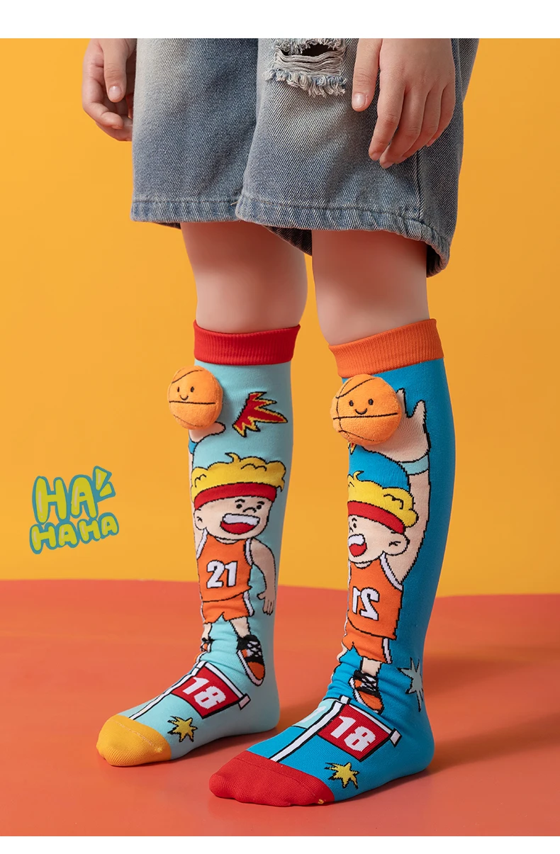 Niedliche, unisex Kinder-Overknee-Socken mit unterschiedlichem AB-Muster, 3D-Stereo-Cartoon-Sportballmuster, weich, dehnbar, für den täglichen Gebrauch, lange Socken. – Detail 11