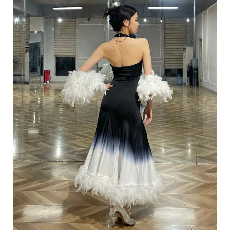 2025年社交ダンス競技用ドレス ワルツダンス衣装 羽根飾り付きドレス 腕章付きパフォーマンススーツ スタンダードダンスドレス BL17630