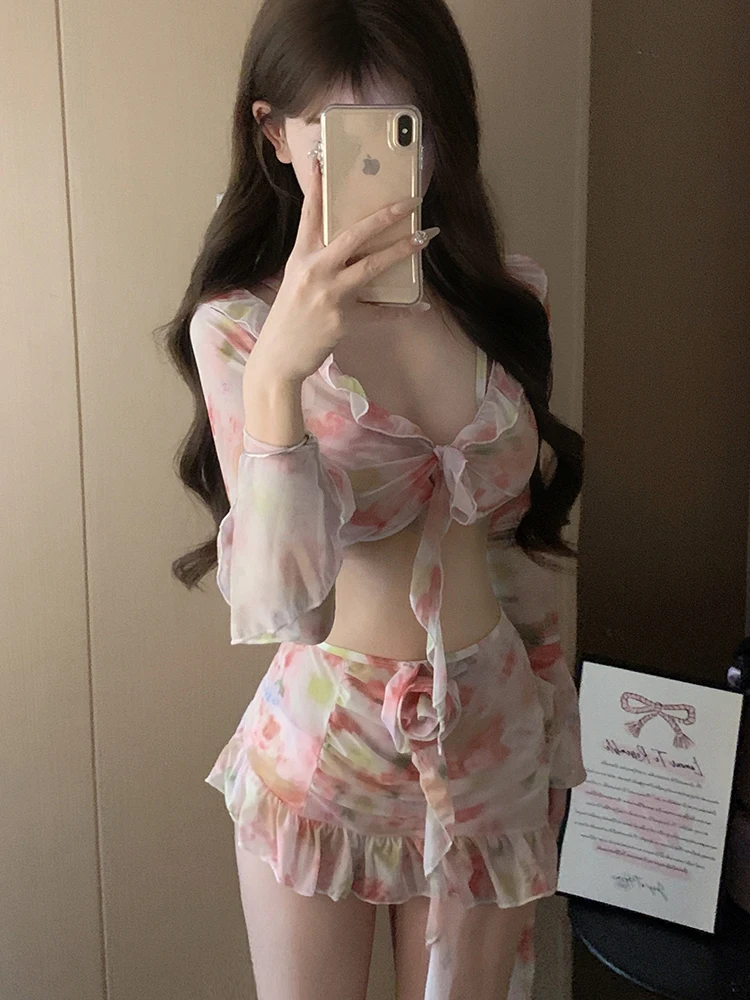 

Split and thin conservative 2024 new hot spring floral small breasts gather for swimming