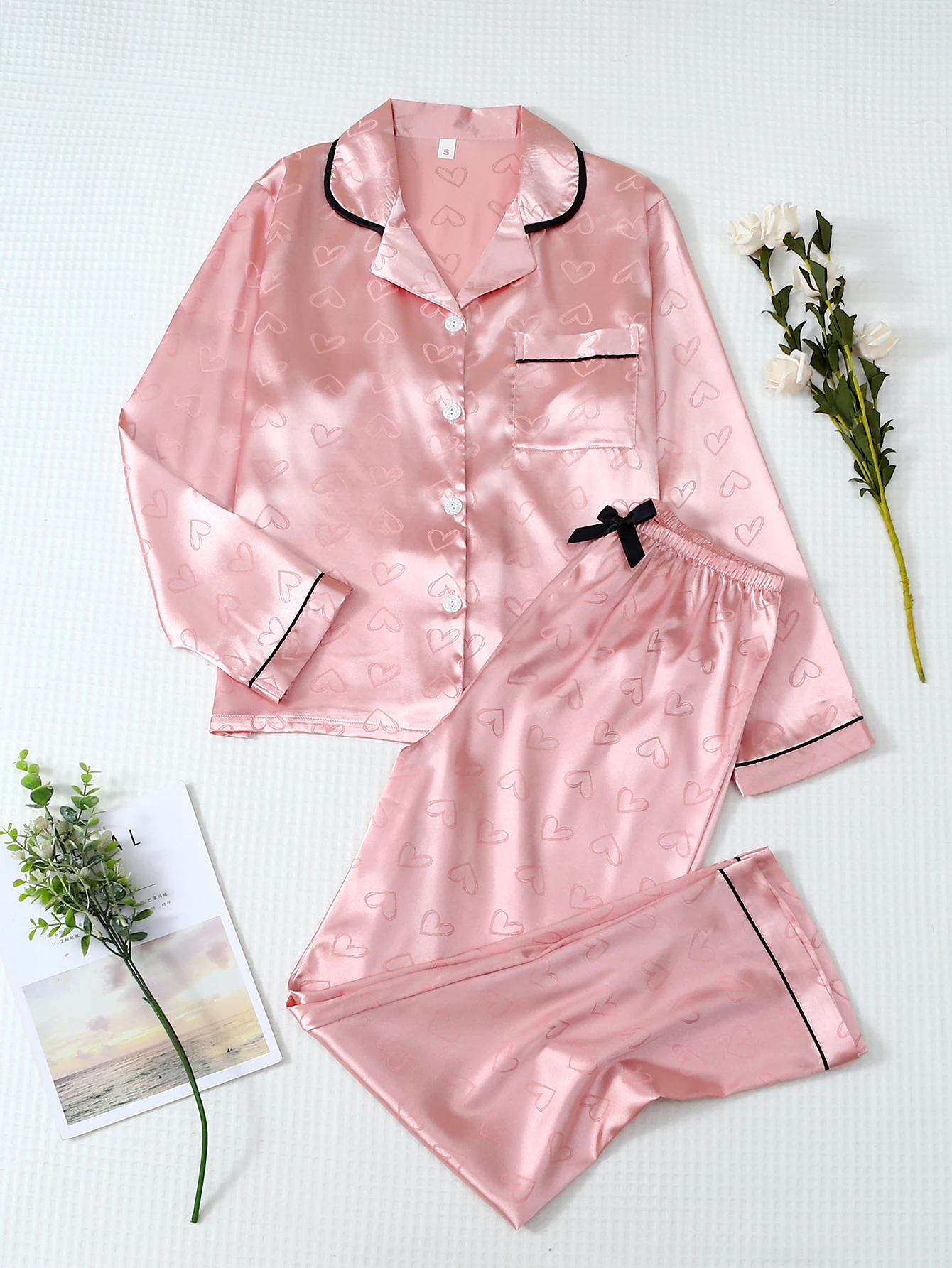 Two-Piece Women's Satin Jacquard Heart-Pattern Pajama Set with Long-Sleeve Button-Down Lapel Top and Long Pants, Casual Sleepwear Loungewear Set Suitable for Home Use