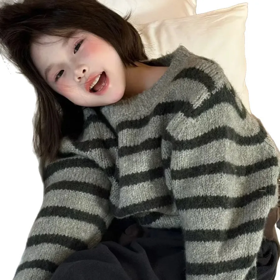 الفتيات سترة مقلمة قطعتين مجموعة 2025 الخريف والشتاء ملابس الأطفال الجديدة الفتيات قبعة للإزالة طاقم الرقبة محبوك سترة