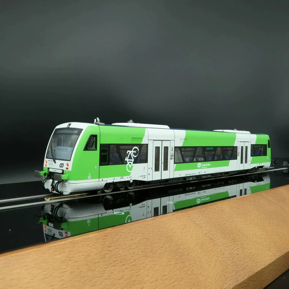 

ROCO HO 1/87 Model Train 841 Intercity Express with Built in Lights and Digital Sound Effects 7710003 Toy Train Adult Toy Gift