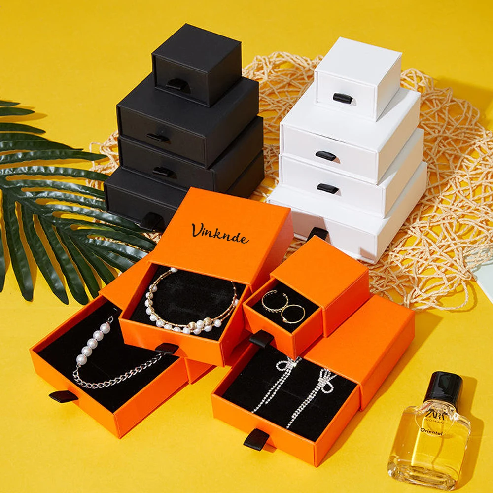 

50 упаковок, изготовленный на заказ логотип, упаковка для ювелирных изделий, ящик, кольцо, серьги, ожерелье, браслет, бежевый, черный картонный бумажный ящик для хранения ювелирных изделий