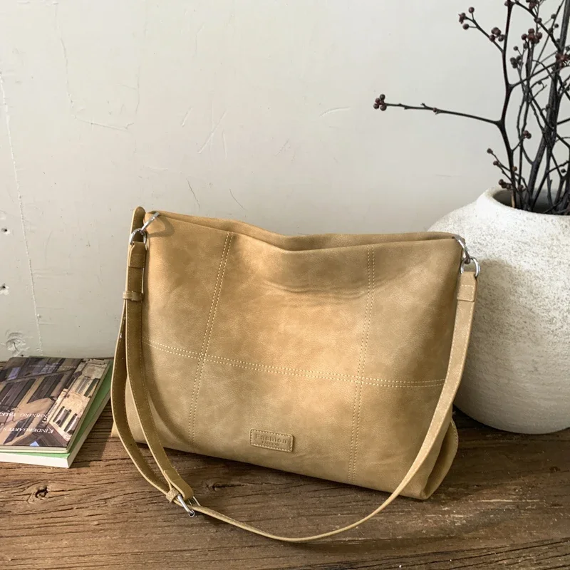 

Best Superstar Inspired Stylish Clutch Bag for Evening Out Women Mini Leather Purse with Letter Logo Vintage Design