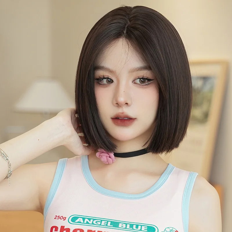 

Синтетические парики для женщин: короткий боб с центральным пробором, полностью на кружевной основе, с маленьким кружевным верхом, без челки.