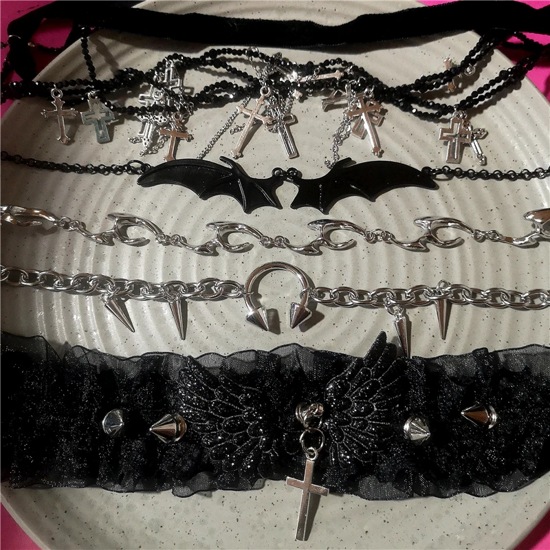 Vintage Gothic Punk Kreuzflügel Anhänger Kette Spitzenhalskette Choker für Frauen Goth Harajuku Schmuck Coole Y2K Accessoires