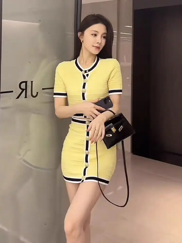 

Sweet Hot Girl Knitted Suit Yellow Contrasting Metal Buckle Short-sleeved Top High Waisted A-line Skirt Fashion Two-piece Set