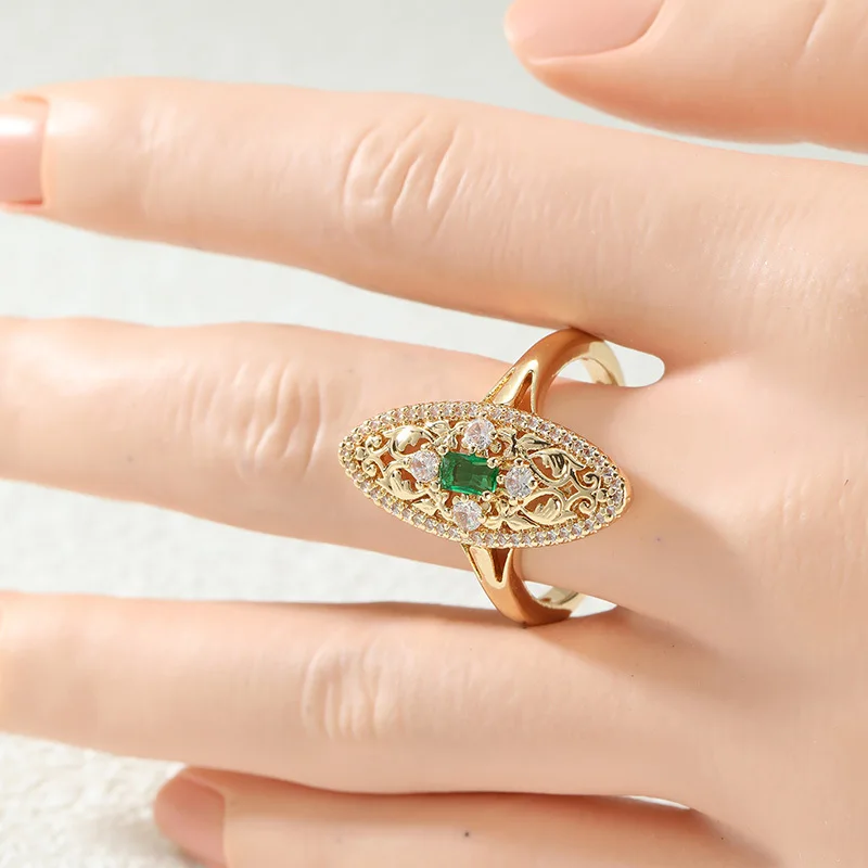 Vintage Carved Oval Women's Ring with Synthetic Zircons Set Palace Style Ring Banquet Party Temperament Jewelry Accessory