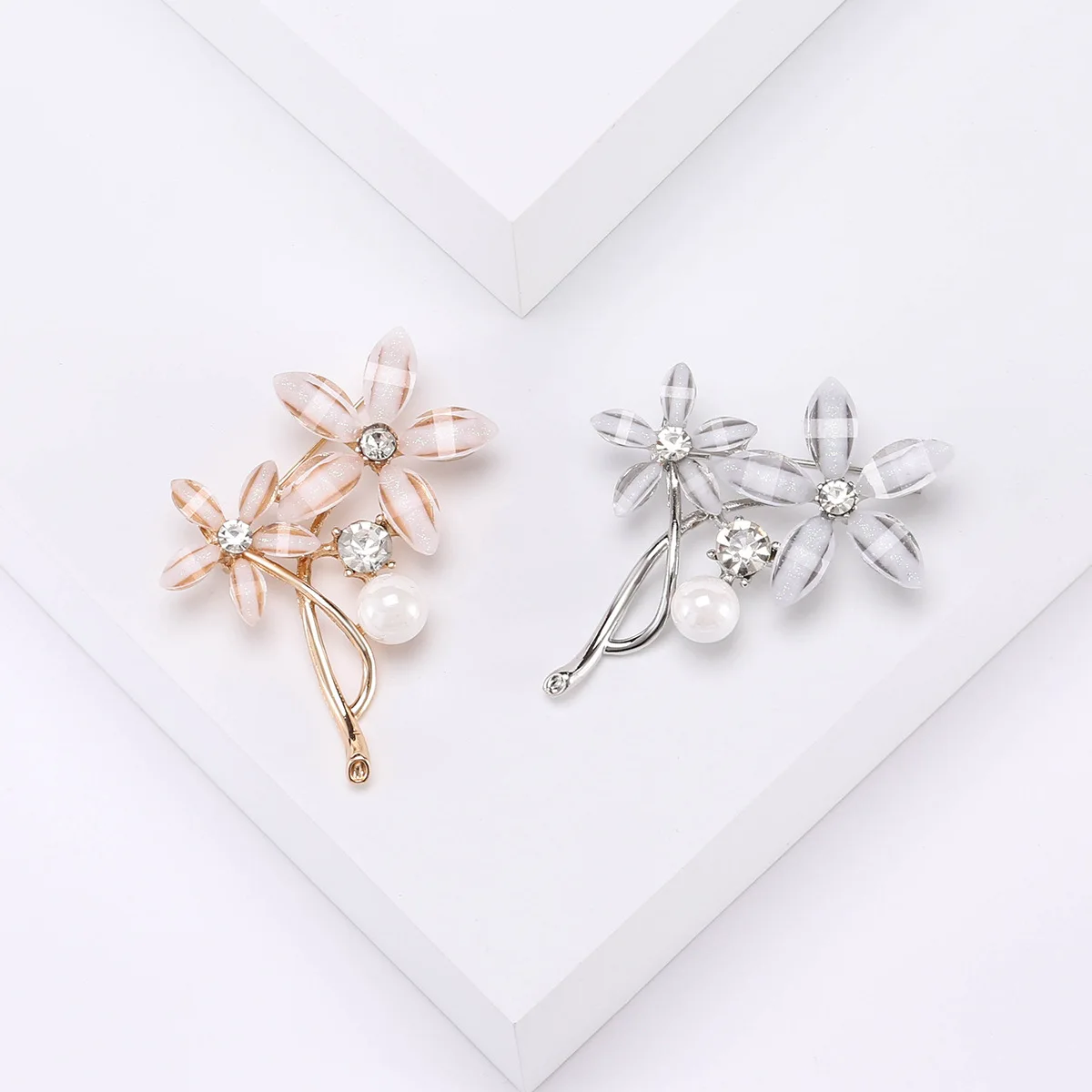 

Women's Fashion Flower Brooch Lapel Pin For Both Men And Women Office Party Friends Gift Accessory