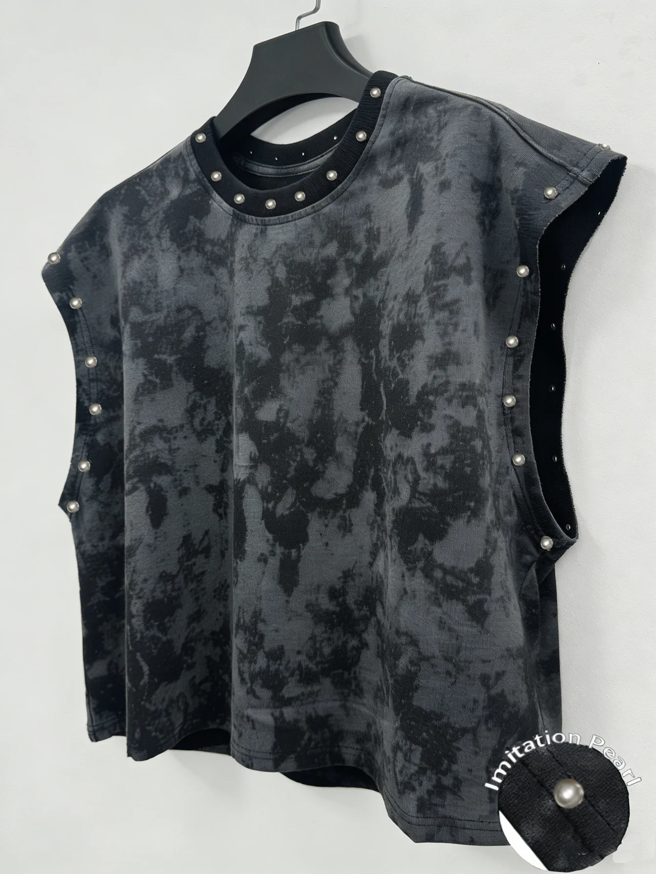 Unisex-Tanktop im Vintage-Stil mit Distressed-Look, Buchstaben-Slogans und Kunstperlen-Verzierungen – perfekt für Musikfestivals. – Detail 3