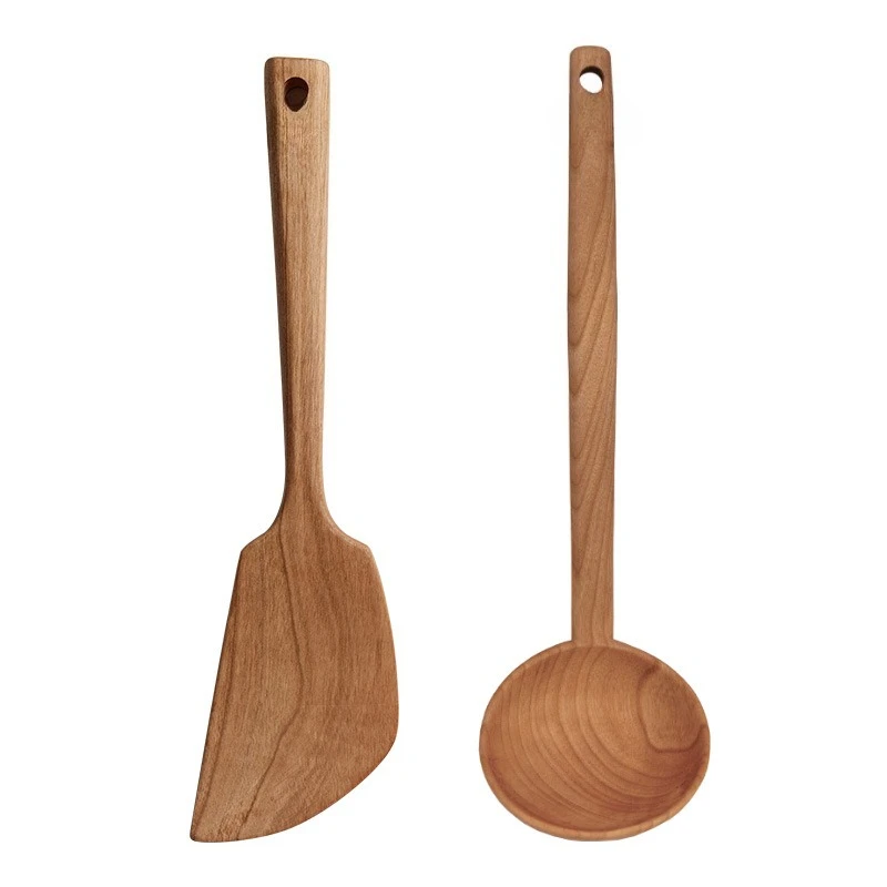 Zestaw drewnianych szpatułek i łyżek do garnków z litego drewna wiśniowego, ręcznie robione szpatułki z lakierowanej drewnianej powierzchni, odporne na wysokie temperatury szpatułki do gotowania.