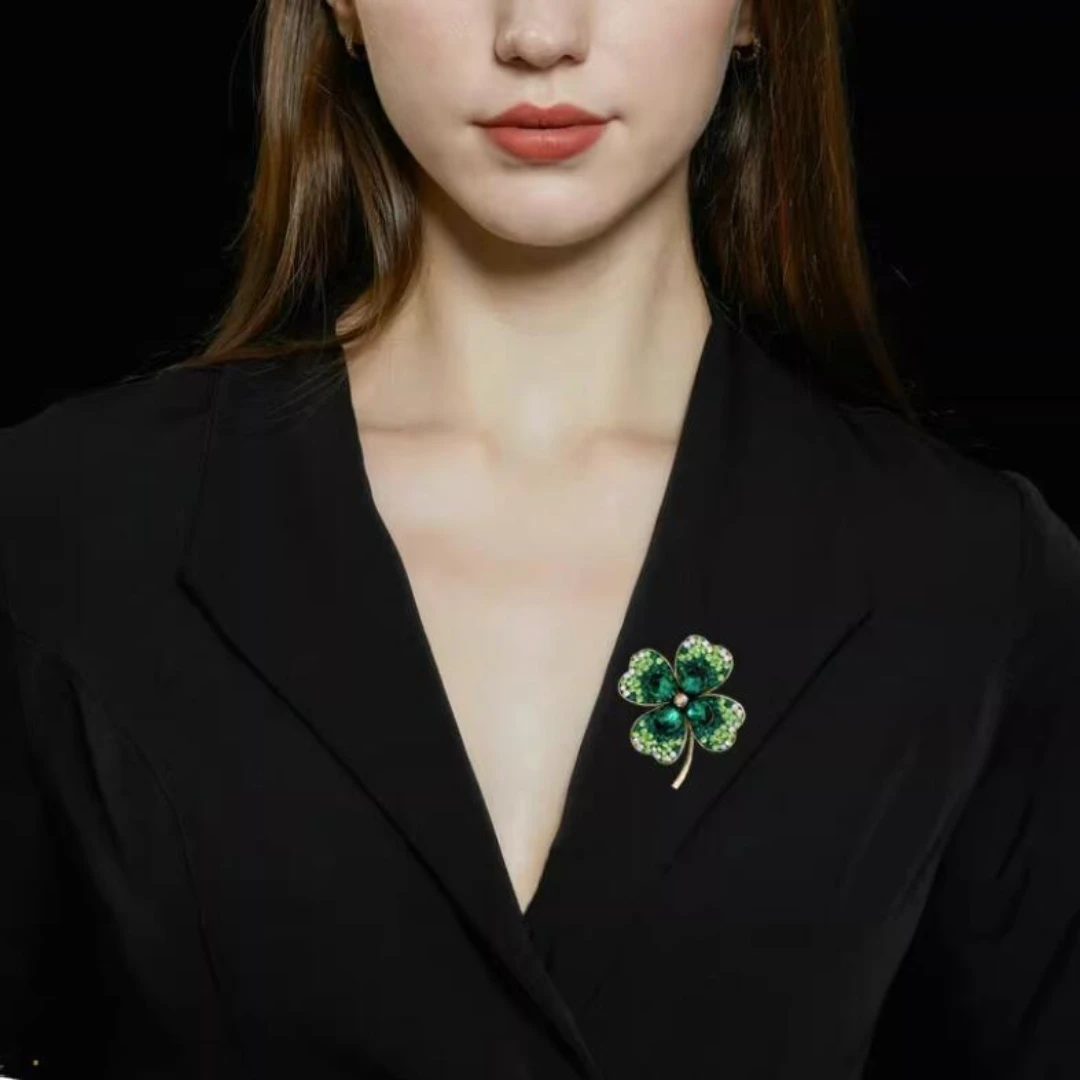 1pc New Fashion Green Rhinestone Four-leaf Clover Ladies Brooch Simple Temperament Pin Corsage Fixed Clothes Accessories Jewelry