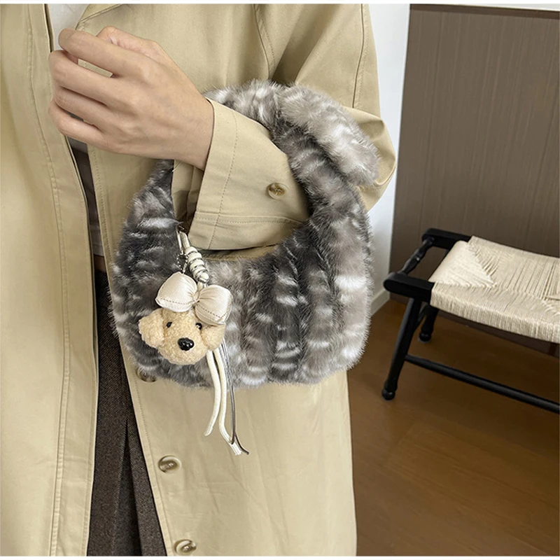 Handtasche mit Reh-Spot-Textur und Kunstfell-Griff, flauschige Plüsch-Tragetasche mit Taschenanhänger, weiche, flauschige Winterhandtasche für Damen – Detail 22