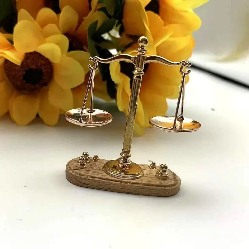 

1/12 Dollhouse Miniature Accessories Mini Balance Scale Model Toys For Doll House Decoration 1PC