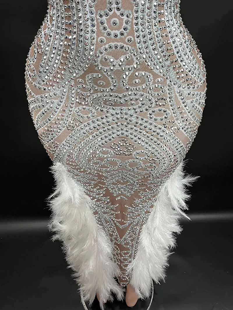 Abito da sera di lusso da donna senza maniche o collo con perline piume alla caviglia lungo abiti da sposa di compleanno per celebrità in un unico pezzo