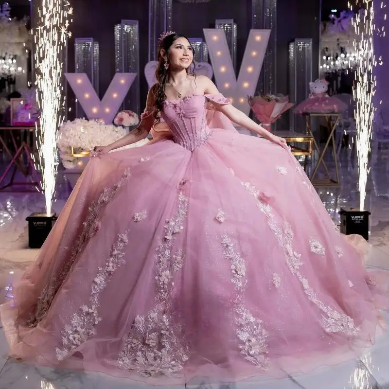 فستان Quinceanera مزين باللون الوردي العصري المخصص للفتيات على شكل قلب مكشوف الكتفين رداء Quinceanera Rouge