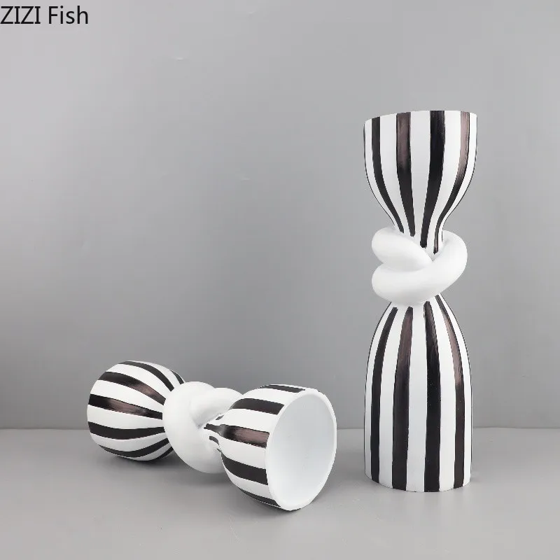 

Black and White Striped Twisted Candle Holder Resin Ornaments Candlestick Holder Display Rack Candle Rack Home Decoration Crafts