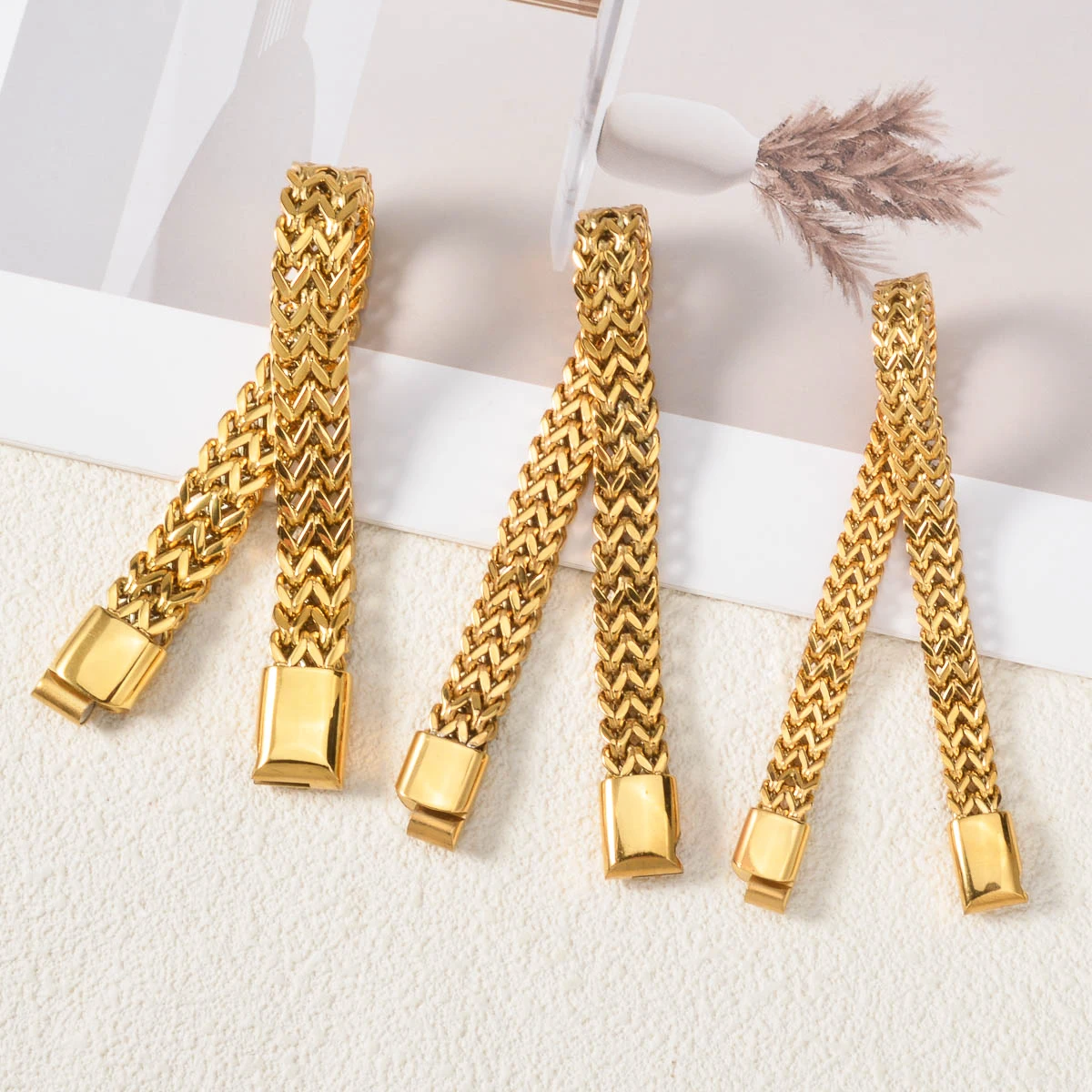 سوار منسوج عتيق للنساء مطلي بالذهب من الفولاذ المقاوم للصدأ فاخر وأنيق وبسيط هدية لذكرى أعياد ميلادها