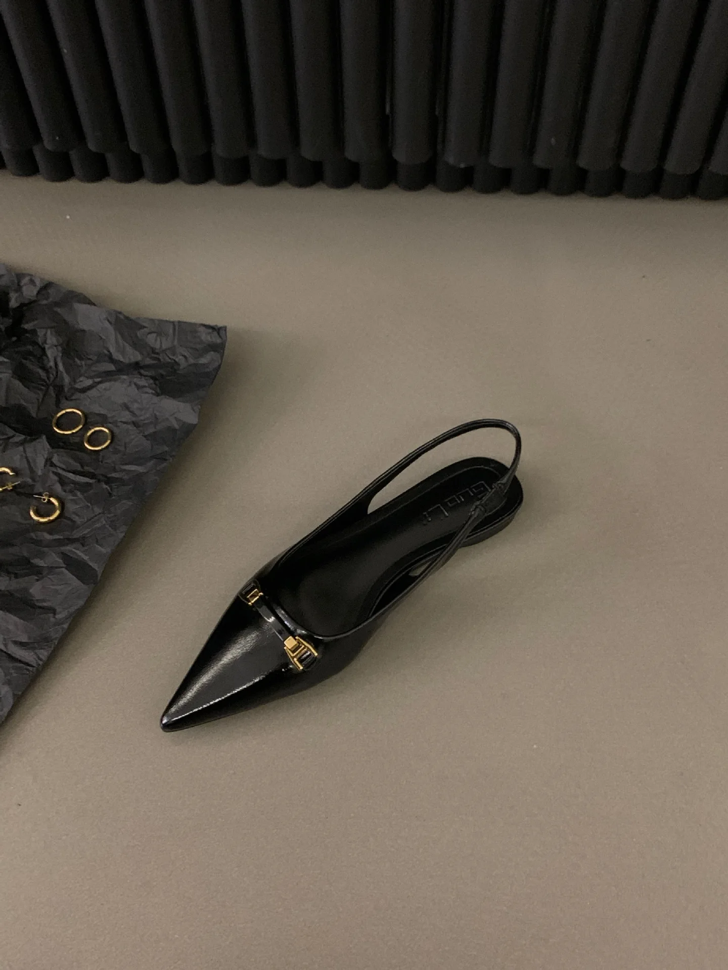 الفرنسية مسطحة القاع الأسود حزام الظهر حقيبة رئيس الصنادل المرأة 2025 الربيع/الصيف وأشار حجر الراين مزاجه حذا فردي للسيدات