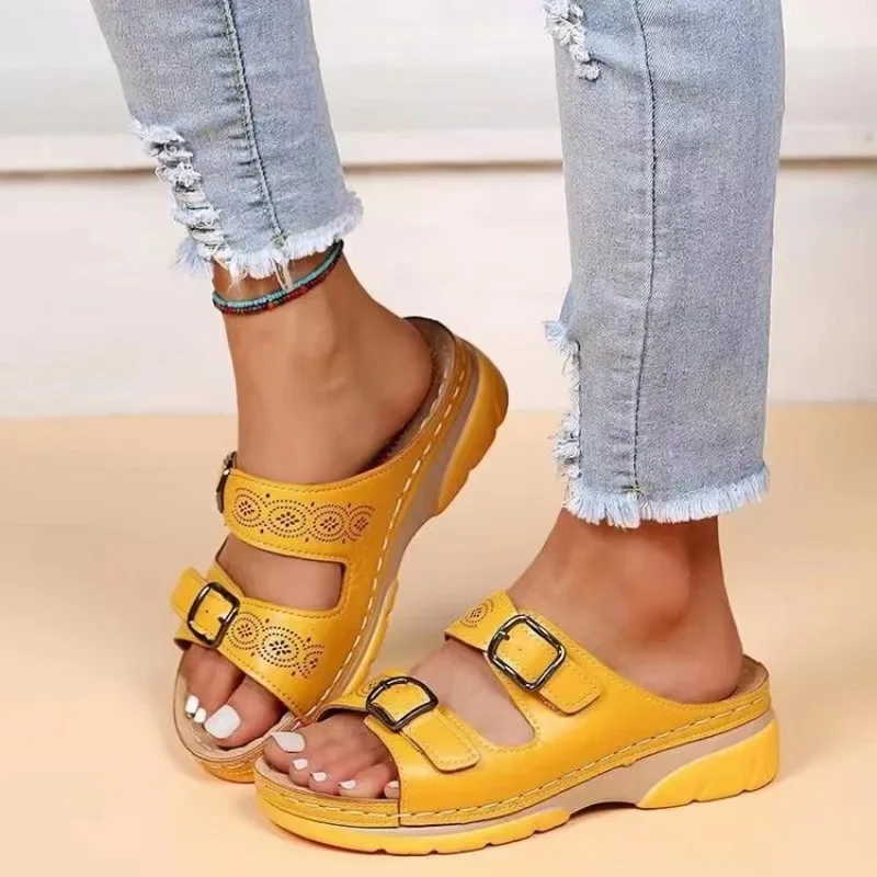 Keilsandaletten für Damen, verstellbare Schnallen-Slipper aus PU-Leder, rutschfeste Slides mit dicker Sohle, lässige orthopädische Sandalen, Übergröße – Detail 5