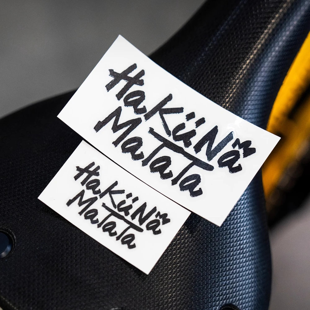 

1 шт. HaKuNaMaTa Carefree мотоциклетные наклейки водостойкие для мотоциклетного шлема, бака, велосипедного автомобиля, окна, универсальные виниловые наклейки