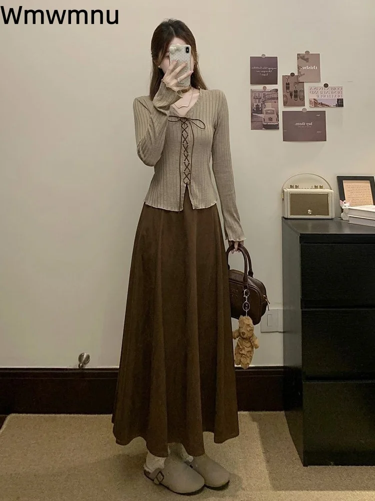 

Элегантный комплект из двух предметов: топ с V-образным вырезом и свободная плиссированная юбка с высокой талией в корейском стиле, повседневный, облегающий, для женщин