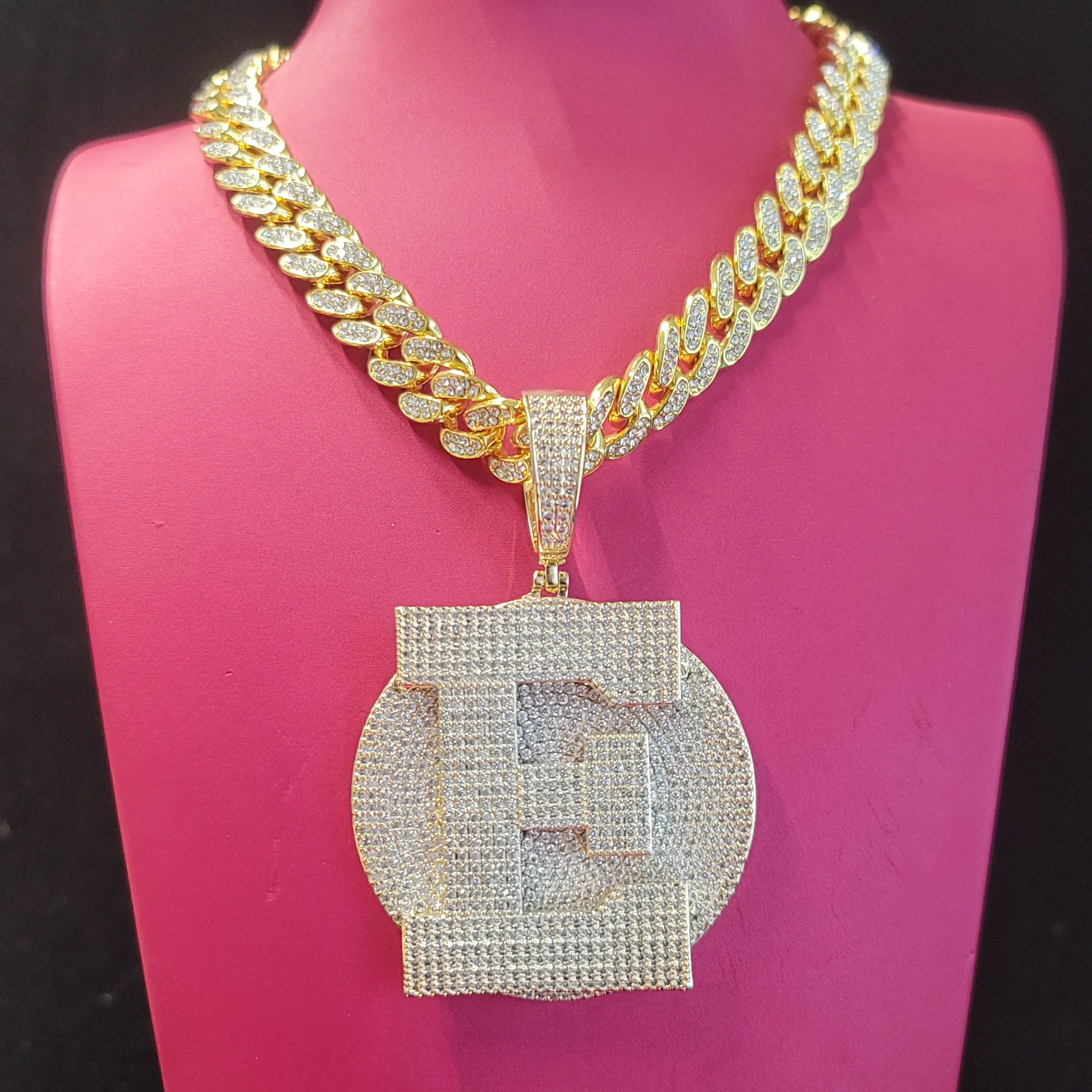 

Custom Single Initial Disc Pendant Full Diamonds Round Nameplate Wtih 14mm Miami Cuban Chain Ice Double Layer Hip Hop Jewelry