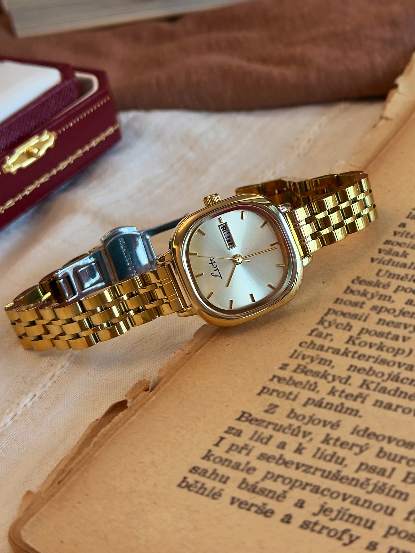 นาฬิกาข้อมือผู้หญิงโทนสีทองสไต - Vintage Fashion Watches บทวิจารณ์และราคา