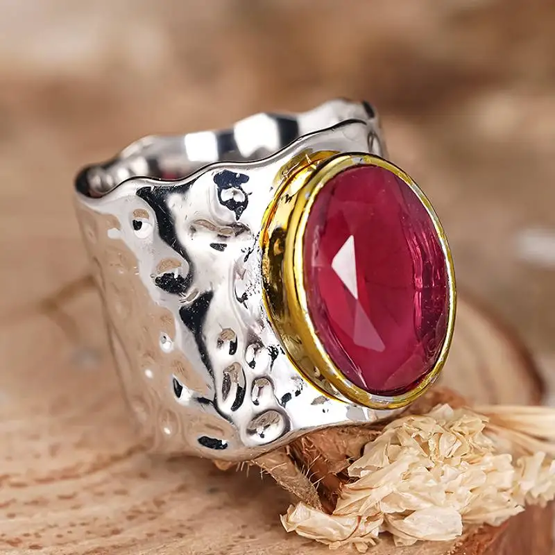 Huitan Damenring im schlichten Stil, zweifarbig, mit brillantem roten ovalem CZ, Vintage-Accessoires für Party, Hochzeit, bezaubernder Damenschmuck