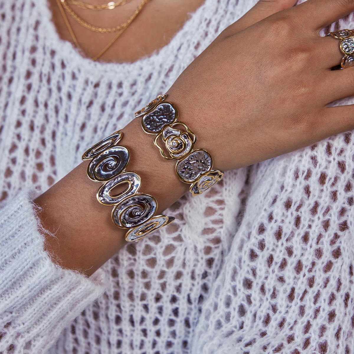 

AIKOER минималистичный браслет из нержавеющей стали с покрытием из 18-каратного золота, двухцветный браслет с цветочным розой и полым молотком для женских ювелирных изделий