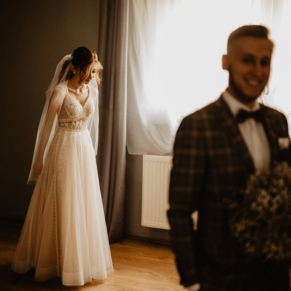 カスタムメイドのボヘミアン風フルレングスレースウェディングドレス、プラスサイズ、ロングフレアスリーブ、Aライン、バックレス、Vネック、ジッパー、ソフトチュール、ブライダルガウン