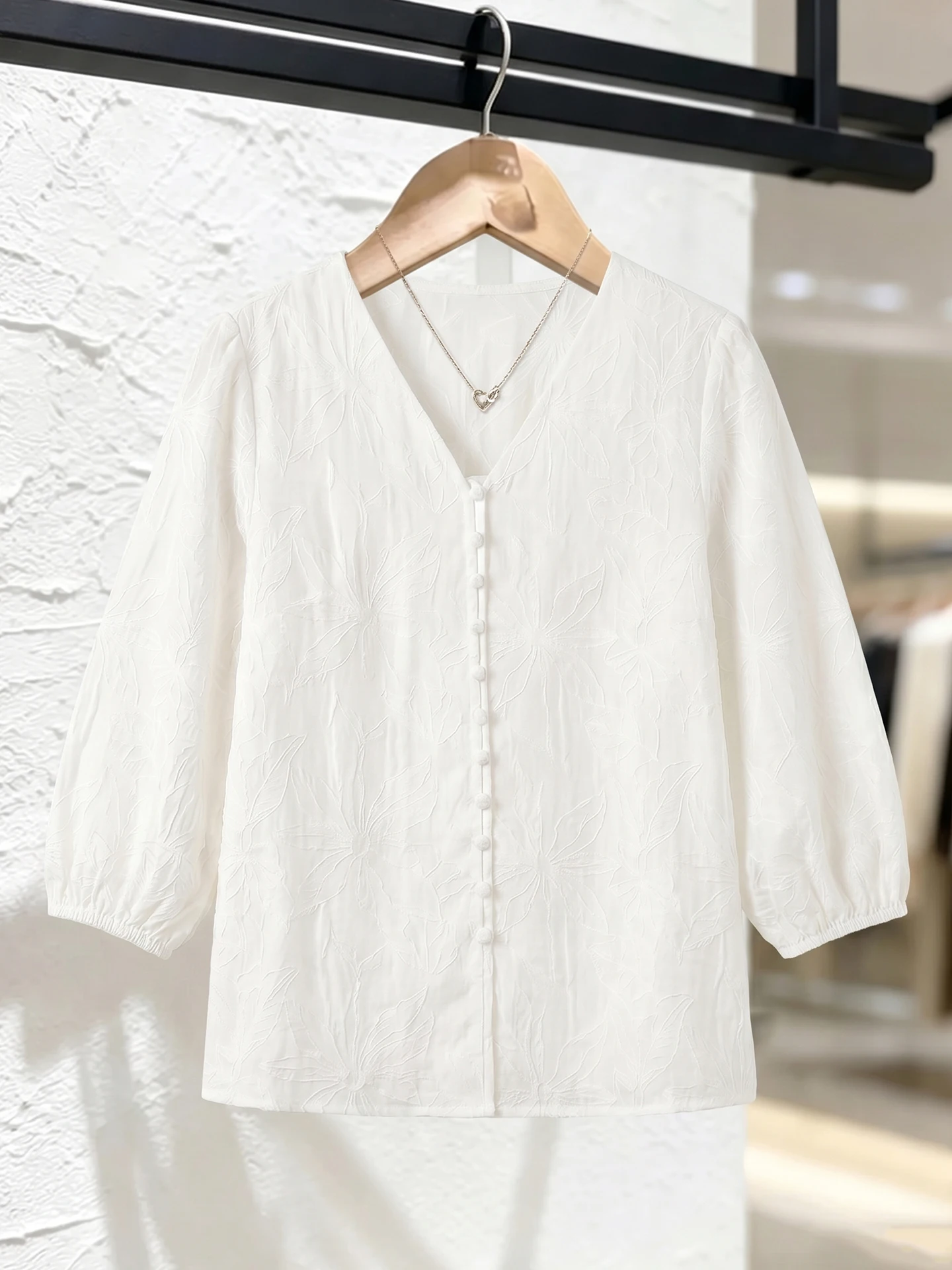 

Summer 2026 Heavy Embroidery V-Neck Loose Fit Shirt Lazy Style Versatile Special Shirt Korean Version Straight Tube Model