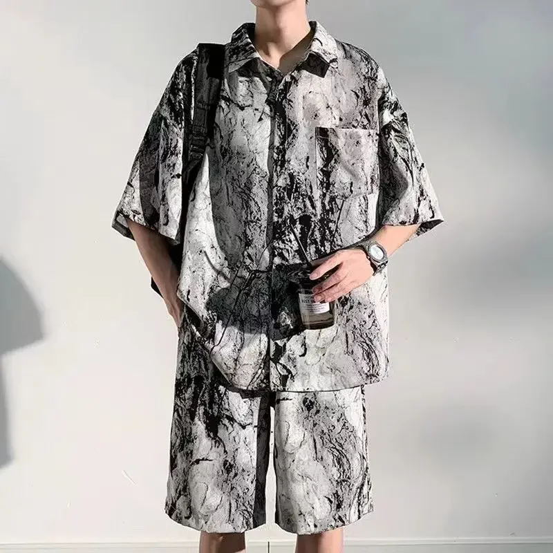 Camisas de seda gelo shorts masculinos ternos esportivos respingo tinta coreano conjunto de duas peças estilo 2025 solto moda manga curta quarto homem conjuntos