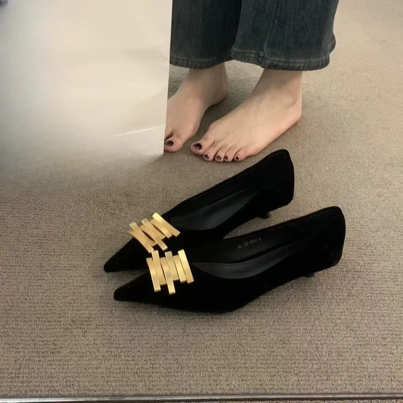 حذاء رياضي بكعب نحيف سهل الارتداء بإبزيم معدني، حذاء بكعب منخفض من جلد الغزال الضحل بمقدمة مدببة #3