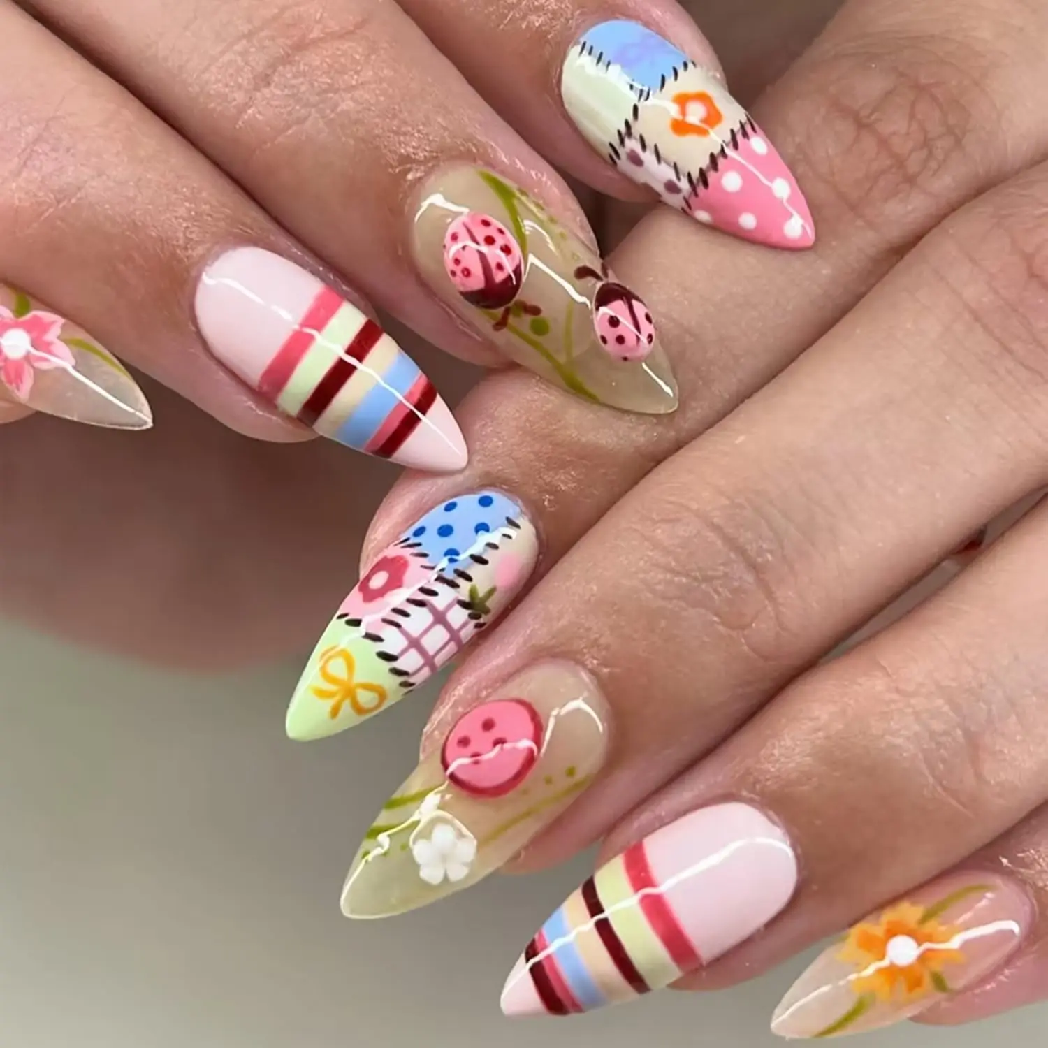 

Весенне-летние накладные ногти с милыми цветами и божьими коровками, разноцветные полосатые накладные ногти на клеевой основе, миндалевидные накладные ногти для женщин, DIY