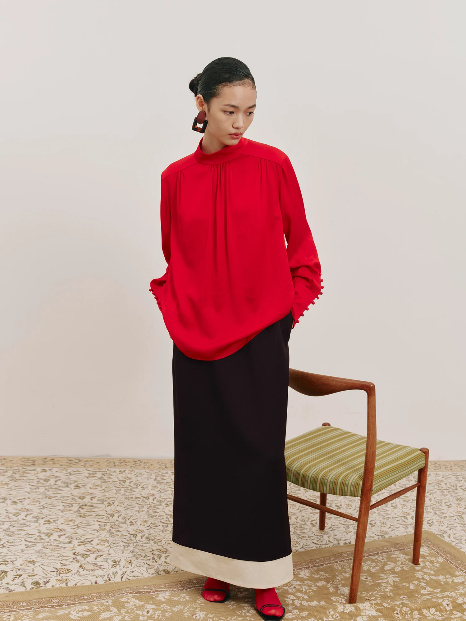 

Красная свободная женская блузка в новом китайском стиле с эффектом мятости спереди и сзади, двусторонняя, с синими точками, оригинальный дизайн, весна 2025