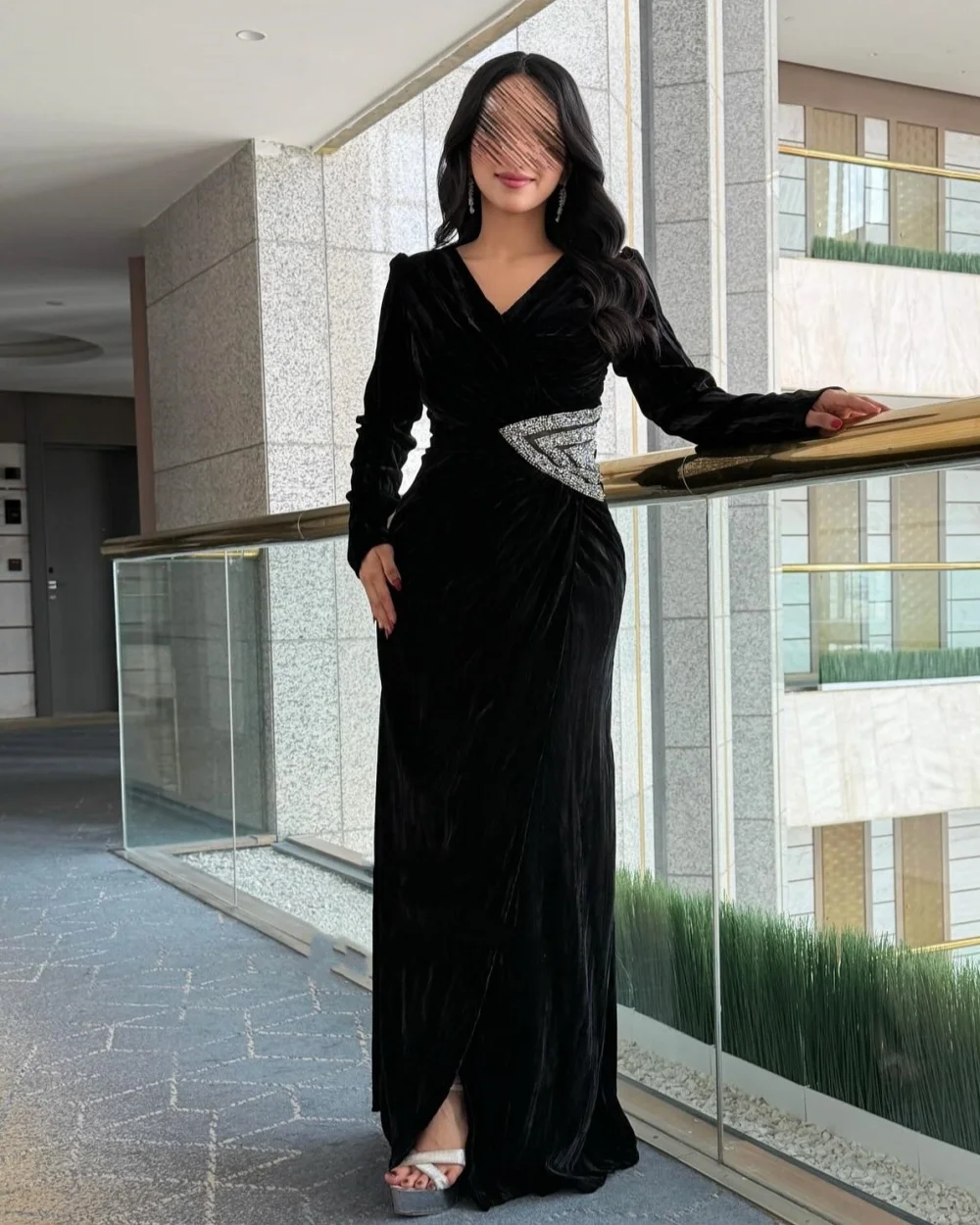 Customized Modern Style Fashion Rhinestone Pleat Mermaid V-neck Long Dresses Bespoke Occasion Dresses Sizes Available Matching