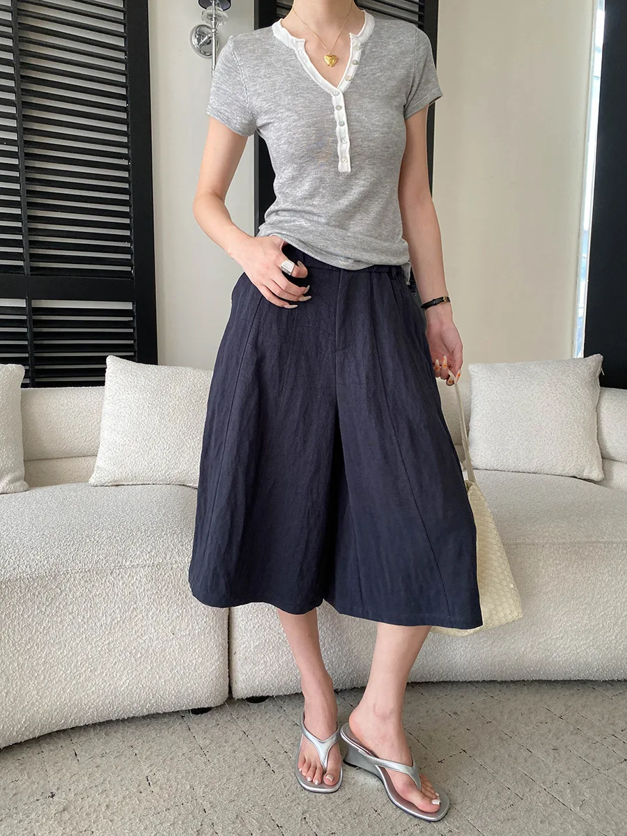 Sommerliche Damen-Freizeithose in einfarbigem Design mit lockerem Schnitt und hohem Bund und weitem Bein. – Detail 13