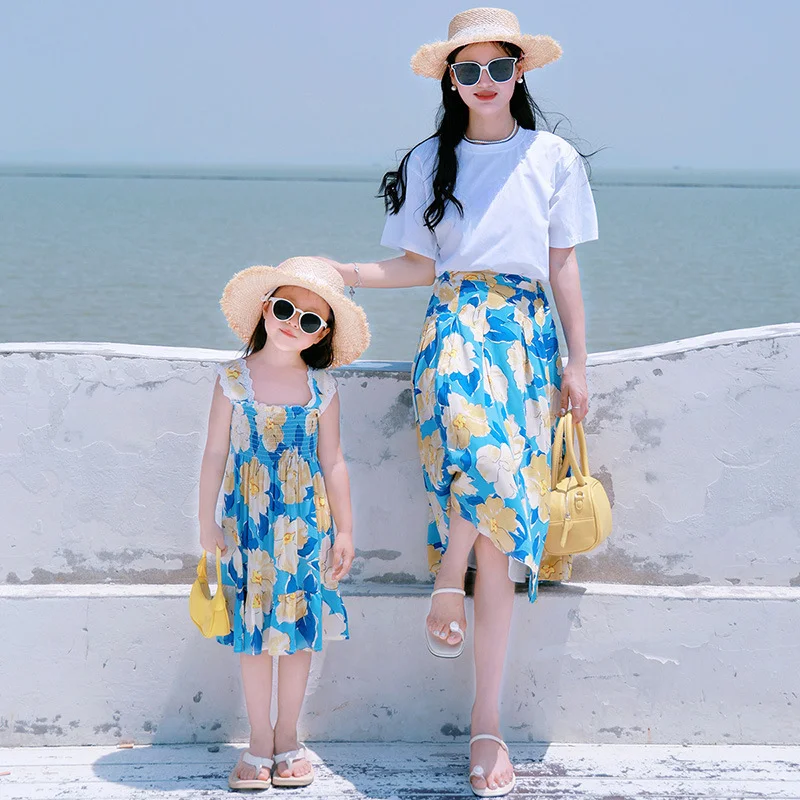 

Holiday Look Mom and Daughter Matching Floral Clothes Korean Women T Shirts and Skirts Two Piece Outfits Child Baby Girl Dresses