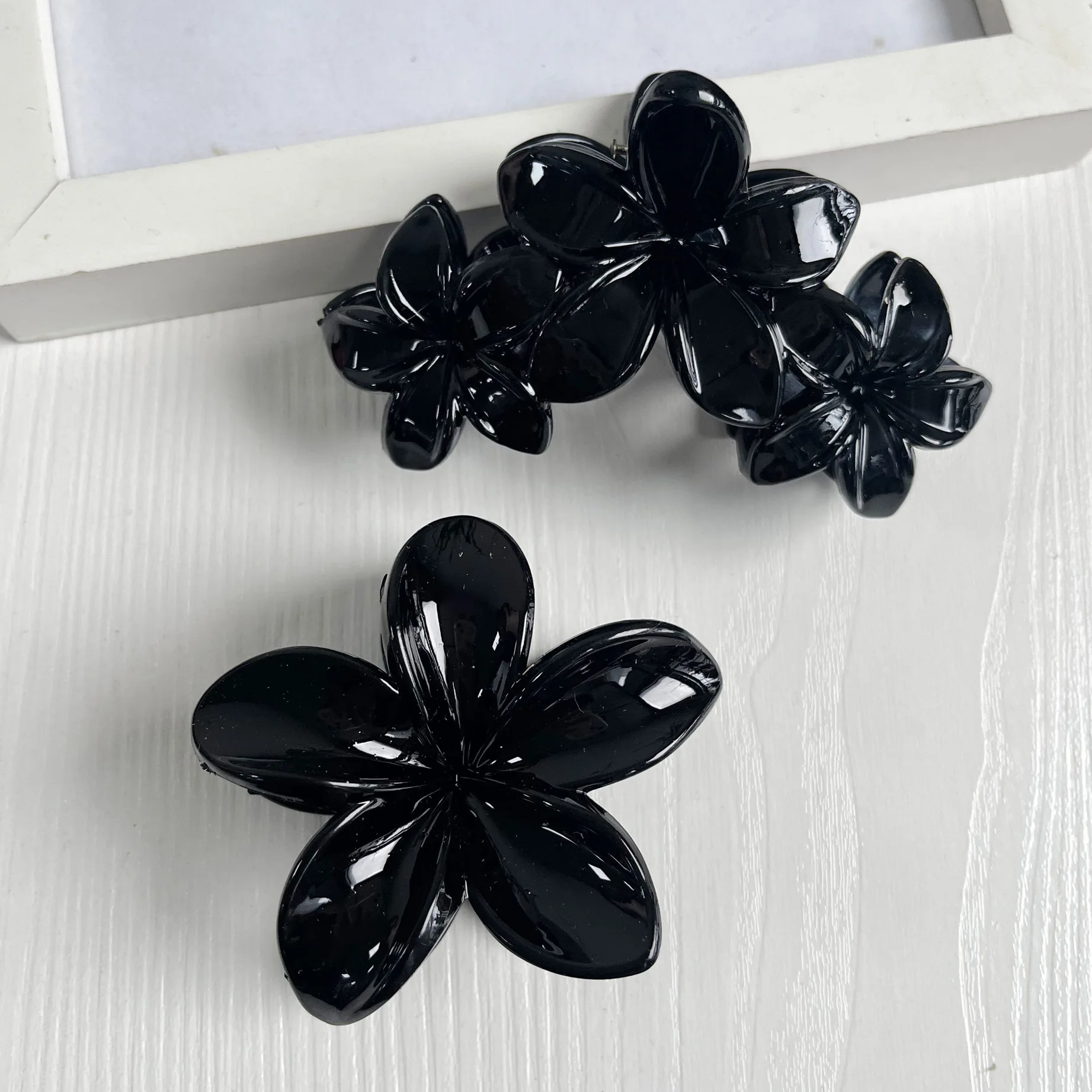 2Pcs Sweet Pearl Egg White Black Color Flower Large Hair Clip Claw Shark Clamp Ponytail Hairpin barrette Hair Accessories gift