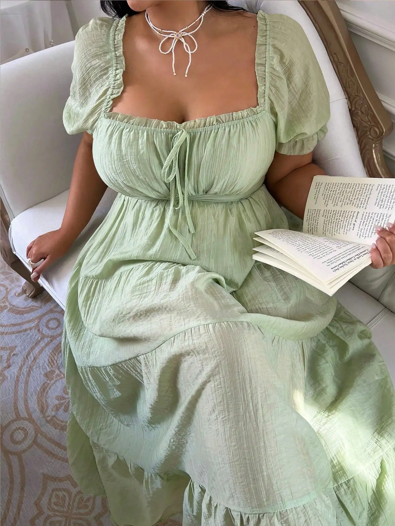 

Светло-зеленое скромное платье макси больших размеров с квадратным вырезом, рукавами-фонариками и бантом на талии