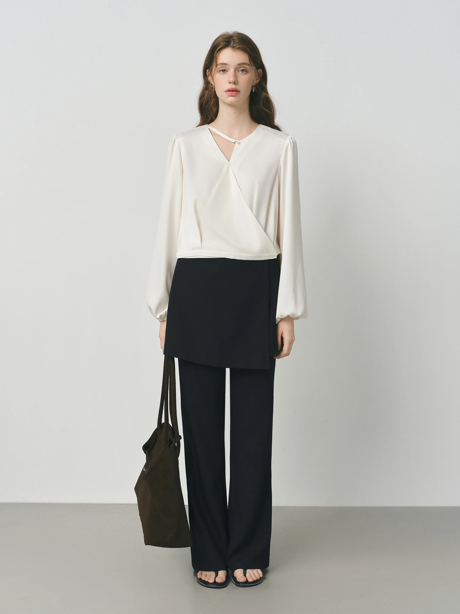 FSLE خريف 2025 بلوزة غير متناظرة برقبة على شكل حرف v-فتحة قطرية وأكمام طويلة فضفاضة تناسب قميص نسائي غير رسمي #3