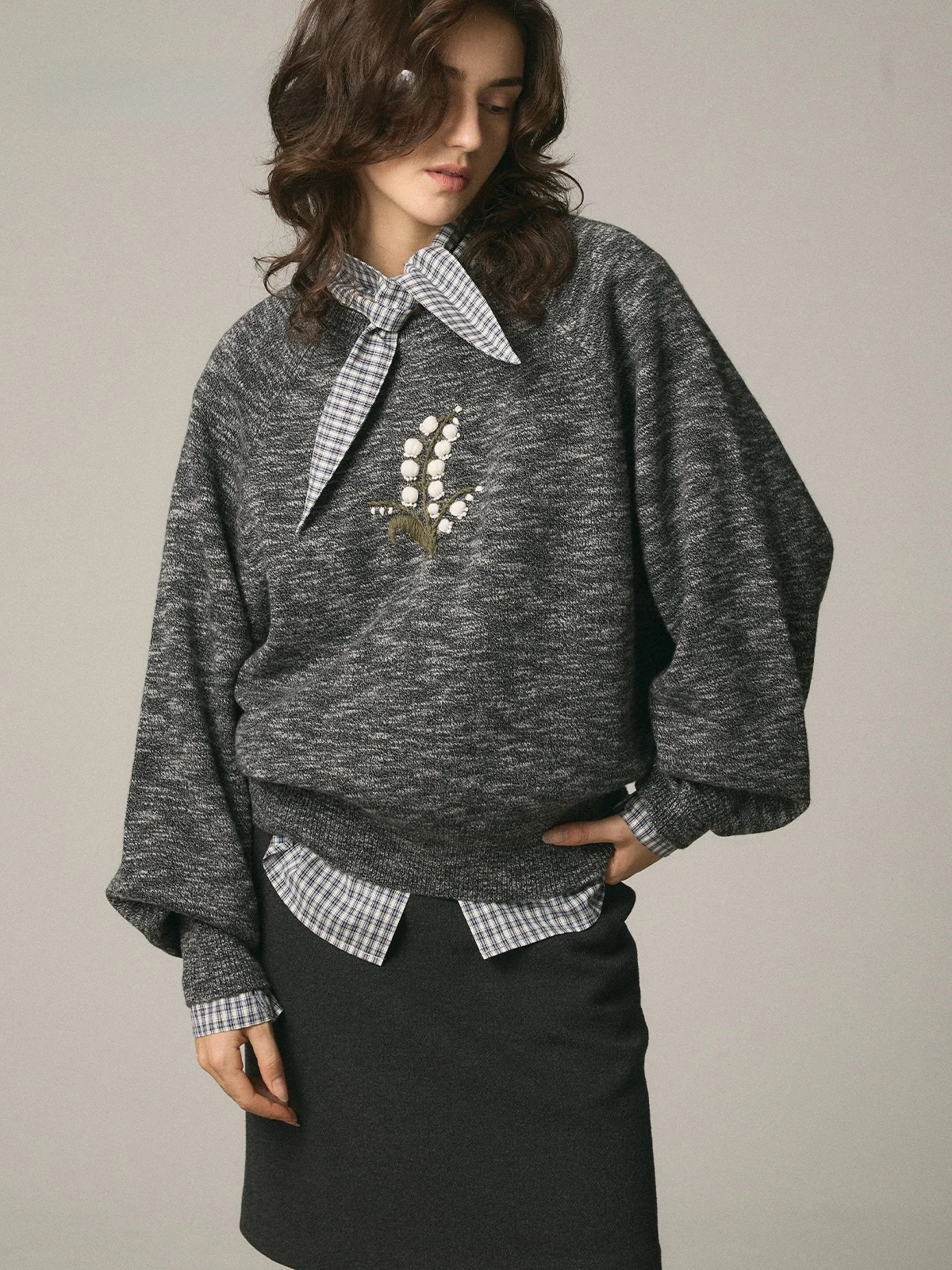 

Вязаный вручную шерстяной свитер с круглым вырезом и вышитым цветочным узором от Earth Garden в стиле Fog Valley Bellflower "Narrative Melody"